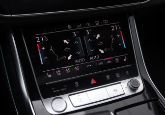 Подержанный автомобиль Audi Q8 2020 года (21 фото)