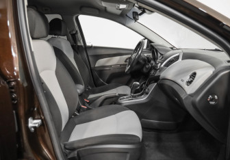 Подержанный автомобиль Chevrolet Cruze Wagon 2014 года (17 фото)