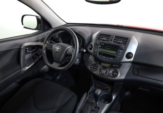 Подержанный автомобиль Toyota RAV4 2011 года (9 фото)