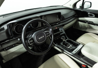 Подержанный автомобиль Kia Carnival 2021 года (11 фото)