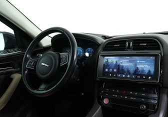 Подержанный автомобиль Jaguar F-Pace 2016 года (11 фото)