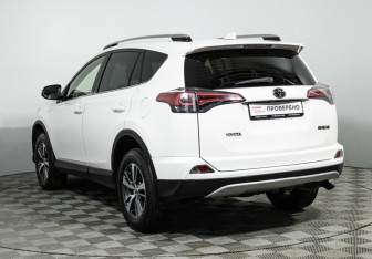 Подержанный автомобиль Toyota RAV4 2016 года (7 фото)