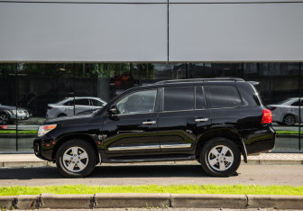 Подержанный автомобиль Toyota Land Cruiser Suv 2013 года (9 фото)