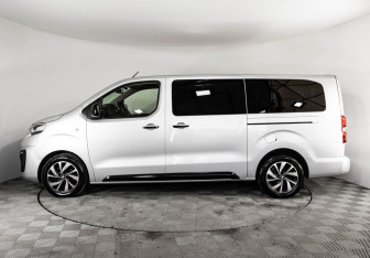 Подержанный автомобиль Peugeot Traveller 2020 года (8 фото)