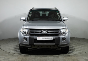 Подержанный автомобиль Mitsubishi Pajero 2011 года (2 фото)