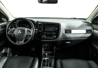Подержанный автомобиль Mitsubishi Outlander 2013 года (13 фото)