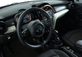 Подержанный автомобиль MINI Hatch 2017 года (14 фото)