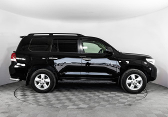 Подержанный автомобиль Toyota Land Cruiser Suv 2010 года (4 фото)