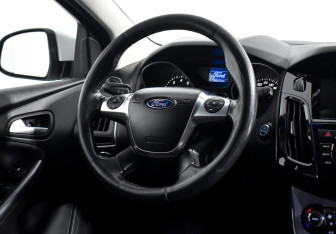 Подержанный автомобиль Ford Focus Wagon 2013 года (15 фото)