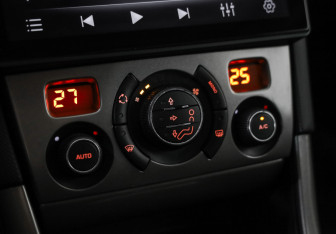 Подержанный автомобиль Peugeot 308 Hatchback 2010 года (13 фото)