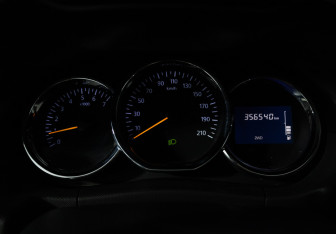 Подержанный автомобиль Renault Duster 2015 года (12 фото)