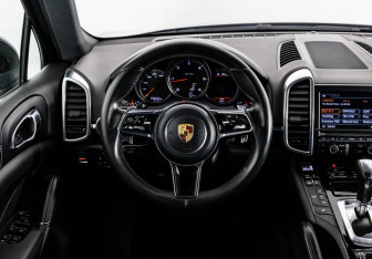 Подержанный автомобиль Porsche Cayenne 2015 года (15 фото)