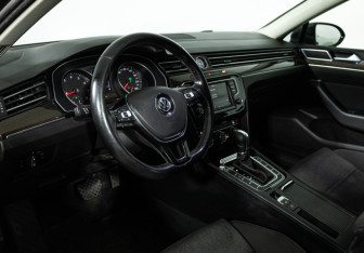 Подержанный автомобиль Volkswagen Passat Sedan 2017 года (11 фото)