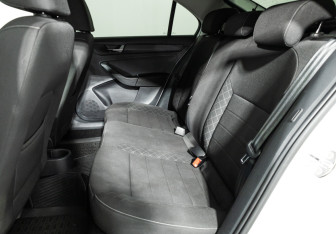 Подержанный автомобиль Skoda Rapid Liftback 2021 года (10 фото)