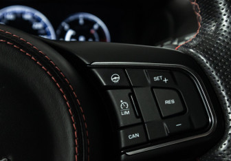 Подержанный автомобиль Jaguar F-Pace 2017 года (22 фото)