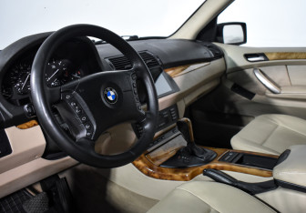Подержанный автомобиль BMW X5 2003 года (9 фото)