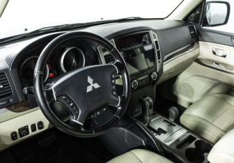 Подержанный автомобиль Mitsubishi Pajero 2017 года (11 фото)