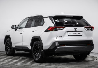 Подержанный автомобиль Toyota RAV4 2022 года (7 фото)