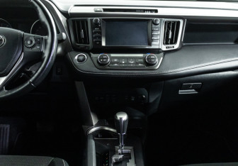 Подержанный автомобиль Toyota RAV4 2019 года (14 фото)