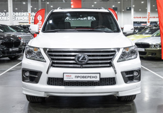 Подержанный автомобиль Lexus LX 2013 года (3 фото)