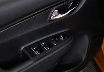 Подержанный автомобиль Kia Rio Hatchback 2018 года (19 фото)