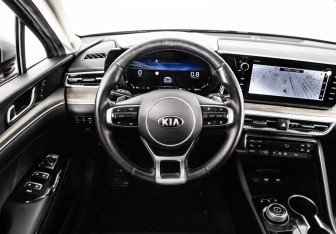 Подержанный автомобиль Kia K5 2020 года (10 фото)