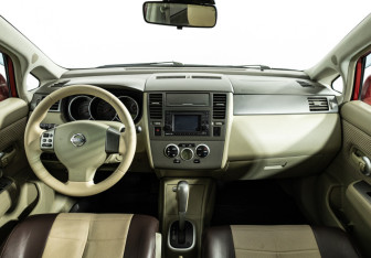 Подержанный автомобиль Nissan Tiida Hatchback 2011 года (13 фото)