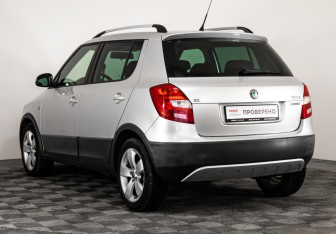 Подержанный автомобиль Skoda Fabia Hatchback 2011 года (7 фото)