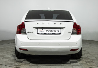 Подержанный автомобиль Volvo S40 2011 года (6 фото)