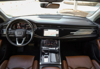 Подержанный автомобиль Audi Q8 2018 года (14 фото)