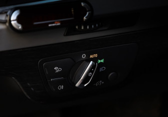 Подержанный автомобиль Audi Q7 2015 года (15 фото)