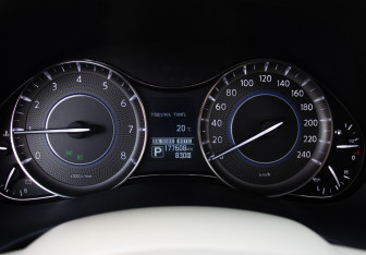 Подержанный автомобиль Infiniti QX80 2015 года (19 фото)