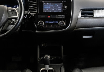 Подержанный автомобиль Mitsubishi Outlander 2012 года (14 фото)