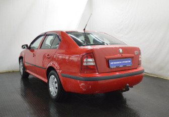 Подержанный автомобиль Skoda Octavia Liftback 2006 года (7 фото)