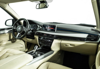 Подержанный автомобиль BMW X5 2015 года (9 фото)