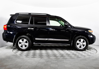 Подержанный автомобиль Toyota Land Cruiser Suv 2012 года (6 фото)