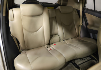 Подержанный автомобиль Toyota RAV4 2011 года (22 фото)