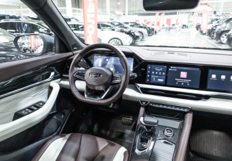 Подержанный автомобиль Geely Monjaro 2023 года (16 фото)