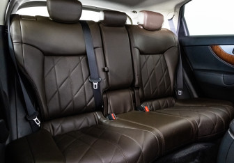 Подержанный автомобиль Infiniti QX70 2015 года (22 фото)