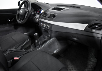 Подержанный автомобиль Renault Fluence 2013 года (14 фото)