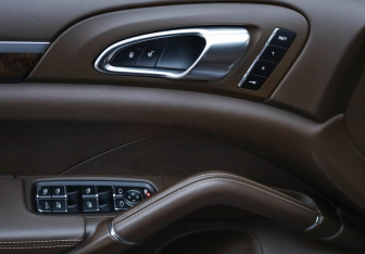 Подержанный автомобиль Porsche Cayenne 2016 года (27 фото)