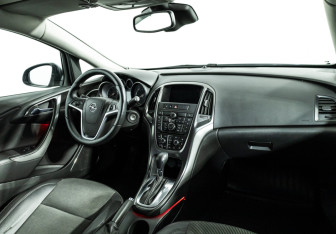 Подержанный автомобиль Opel Astra Hatchback 2012 года (9 фото)