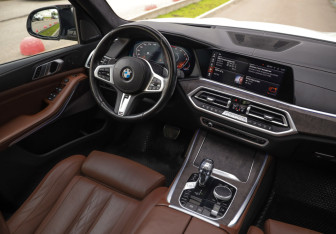 Подержанный автомобиль BMW X5 2021 года (13 фото)