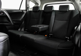 Подержанный автомобиль Toyota RAV4 2018 года (20 фото)