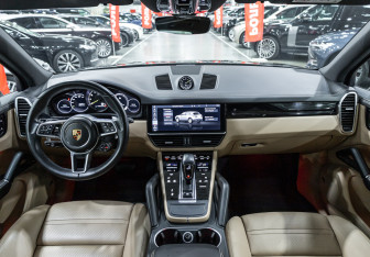 Подержанный автомобиль Porsche Cayenne 2020 года (21 фото)
