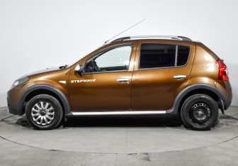 Подержанный автомобиль Renault Sandero 2013 года (8 фото)