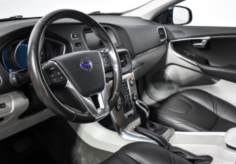 Подержанный автомобиль Volvo V40 Cross Country 2016 года (9 фото)