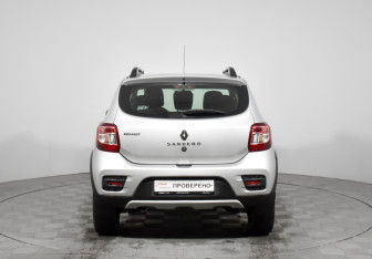 Подержанный автомобиль Renault Sandero 2016 года (6 фото)