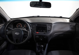 Подержанный автомобиль Kia Rio Hatchback 2009 года (10 фото)