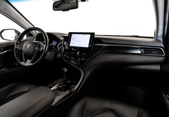 Подержанный автомобиль Toyota Camry Sedan 2021 года (10 фото)